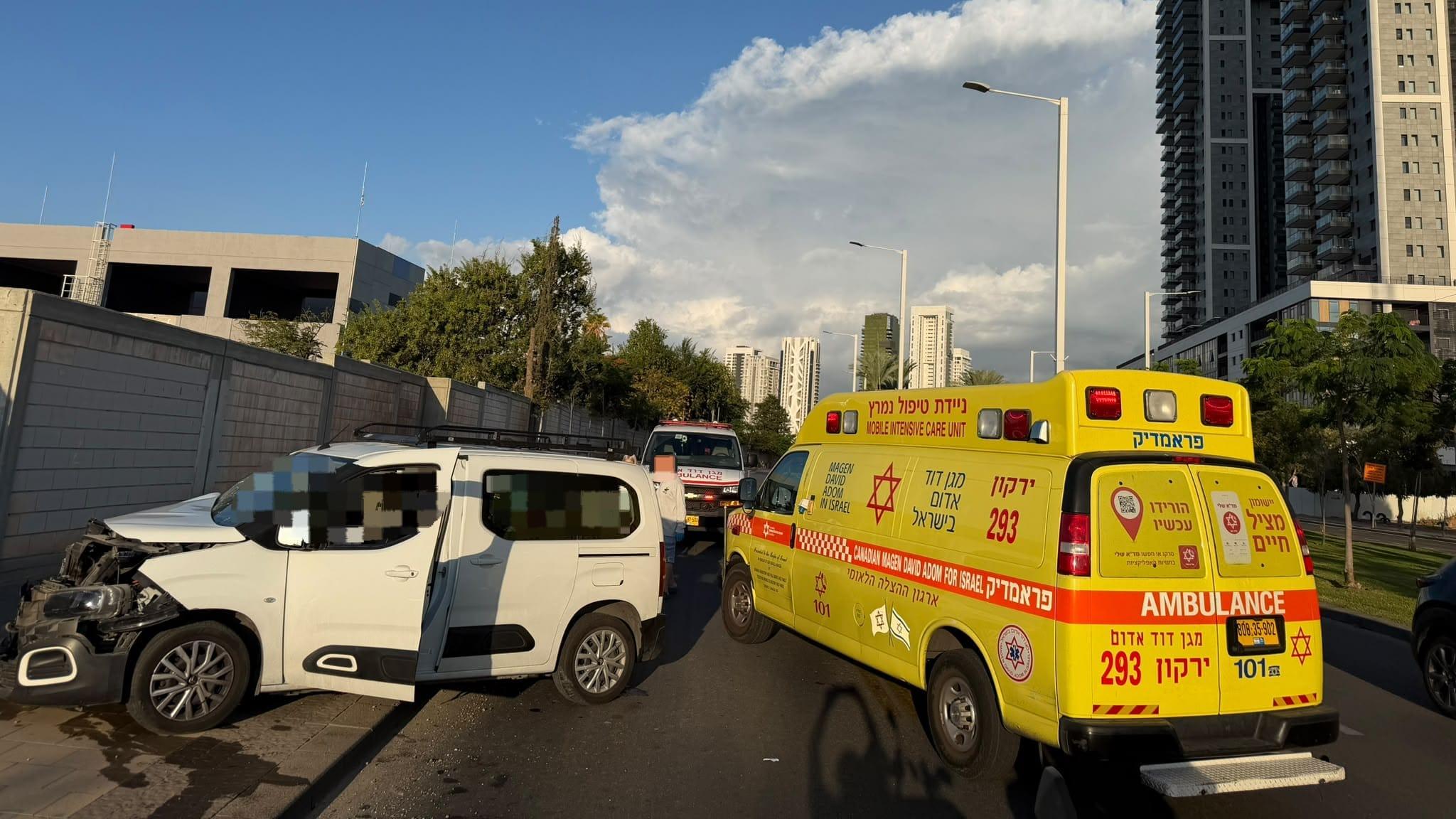 טרגדיה בכבישים: נהג בן 62 נהרג בתאונה עצמית בבת ים. צילום: תיעוד מבצעי מד"א