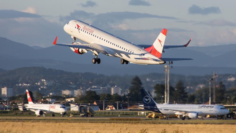 Austrian Embraer 195 departing airport Graz. צילום: Shutterstock 