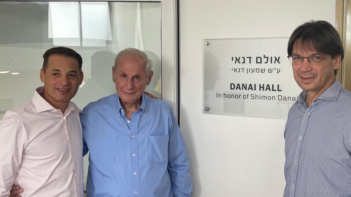 מימין: אופיר, שמעון ורן דנאי. צילום: פספורטניוז