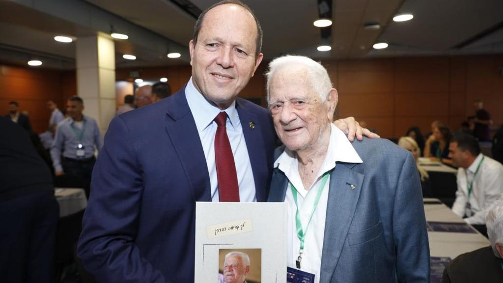 אהרון אמסלם עם ח"כ ניר ברקת. צילום: ליאור פוזניאק