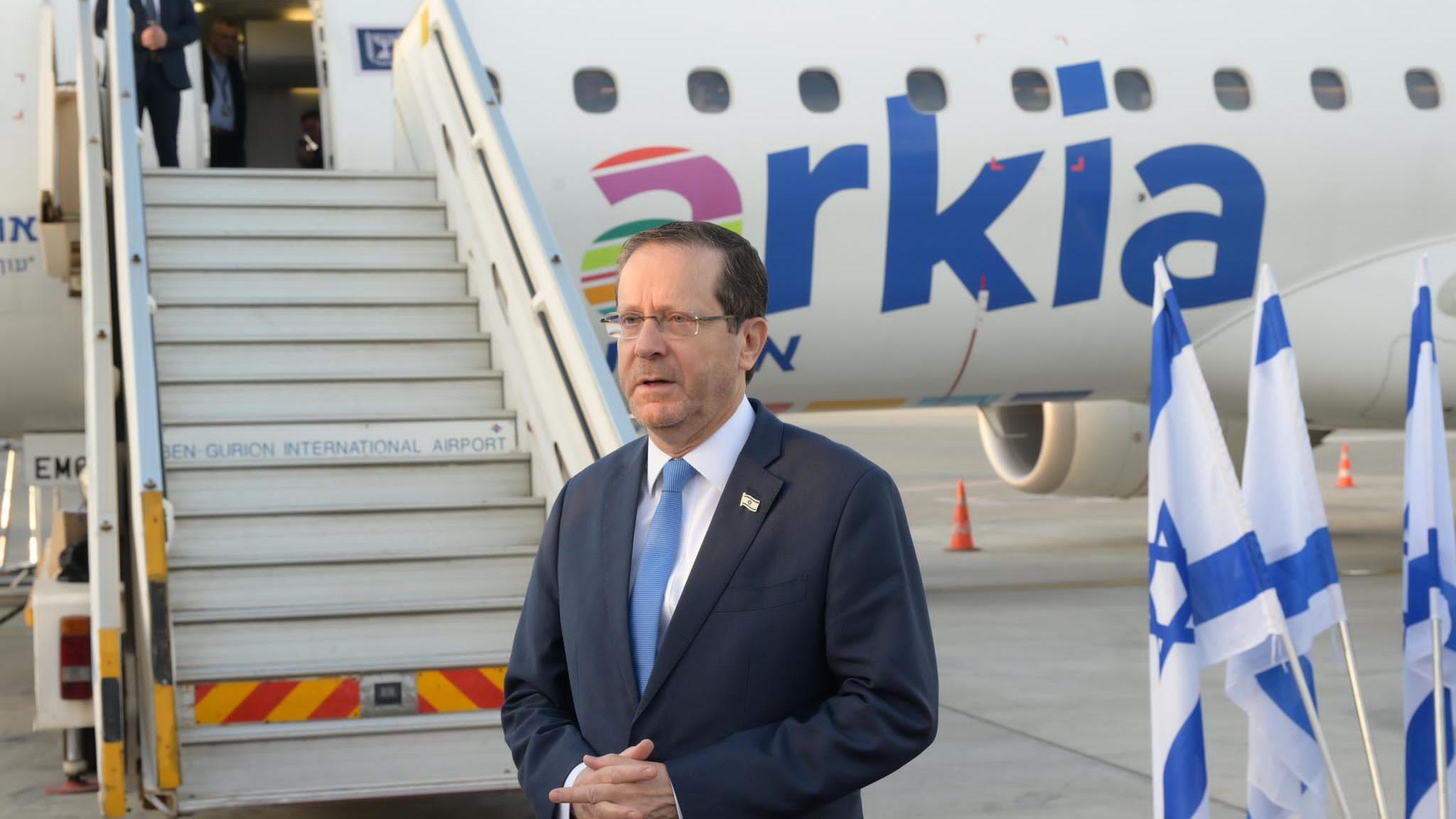 הנשיא הבוקר לפני ההמראה בנתב״ג. צילום: עמוס בן גרשום/ לע״מ