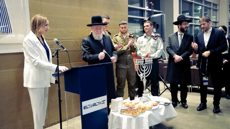 משמאל: דינה בן טל והרב לאו. צילום: דוברות אל על משמאל: דינה בן טל והרב לאו. צילום: דוברות אל על
