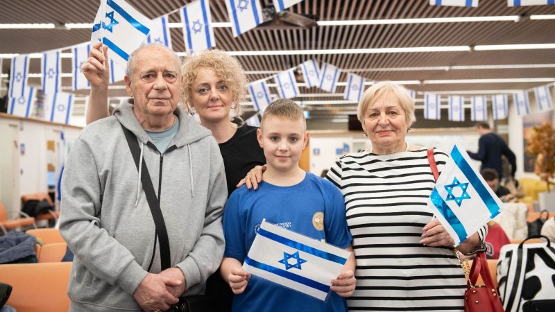 סבא יורי וסבתא ולנטינה יחד עם הבת נטליה והנכד איוון. צילום: שריה דיאמנט עבור הסוכנות היהודית סבא יורי וסבתא ולנטינה יחד עם הבת נטליה והנכד איוון. צילום: שריה דיאמנט עבור הסוכנות היהודית