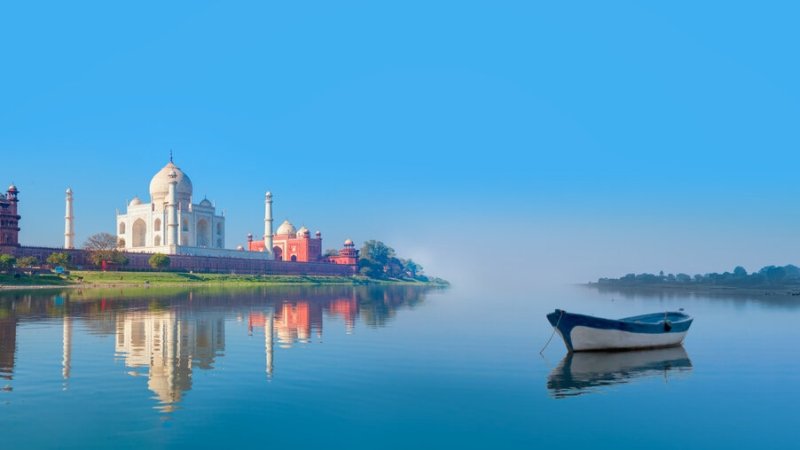 האייקון של הודו - הטאג' מאהל על גדות נהר Yamuna. צילום: muratart, shutterstock