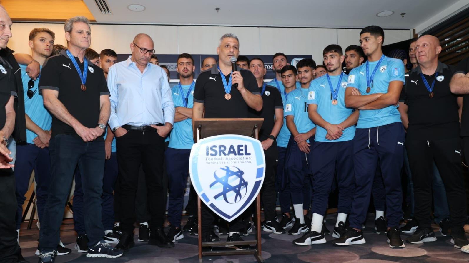 כבוד: נבחרת הנוער בכדורגל. צילום: עזרא לוי