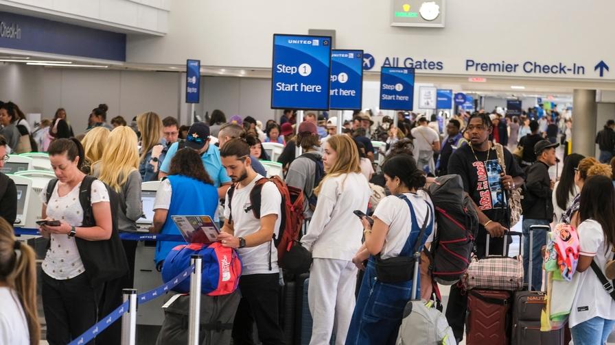 עמדות יונייטד איירליינס בלוס אנג׳לס ב-28.6. צילום: Shutterstocks
