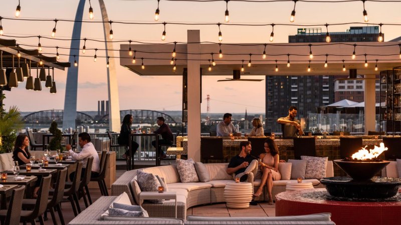 בר הקוקטיילים של מלון Four Seasons St. Louis שבמיססיפי. צילום: יחצ בוקינג בר הקוקטיילים של מלון Four Seasons St. Louis שבמיססיפי. צילום: יחצ בוקינג