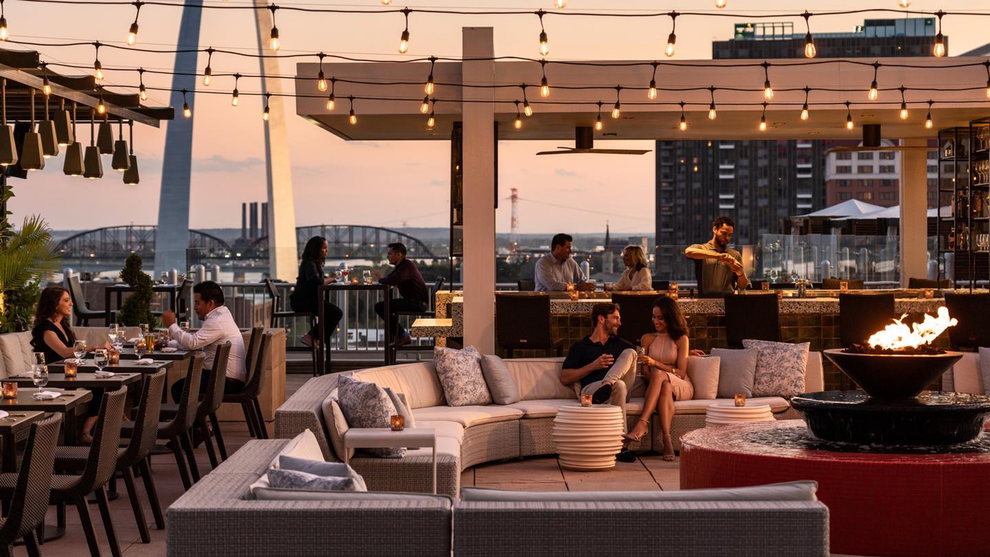 בר הקוקטיילים של מלון Four Seasons St. Louis שבמיססיפי. צילום: יחצ בוקינג