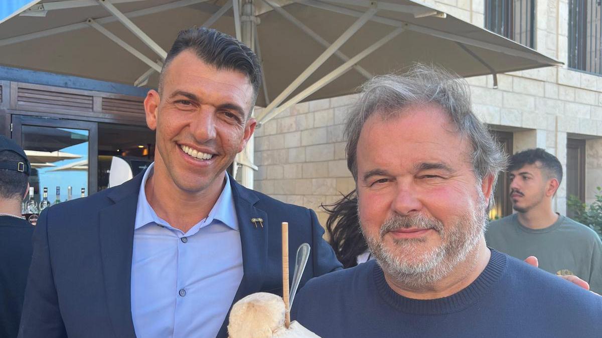  פייר ארמה, מימין, עם מנכ"ל מלון סטאי תל אביב יניב אדיבי.  צילום: אבי שטייניץ