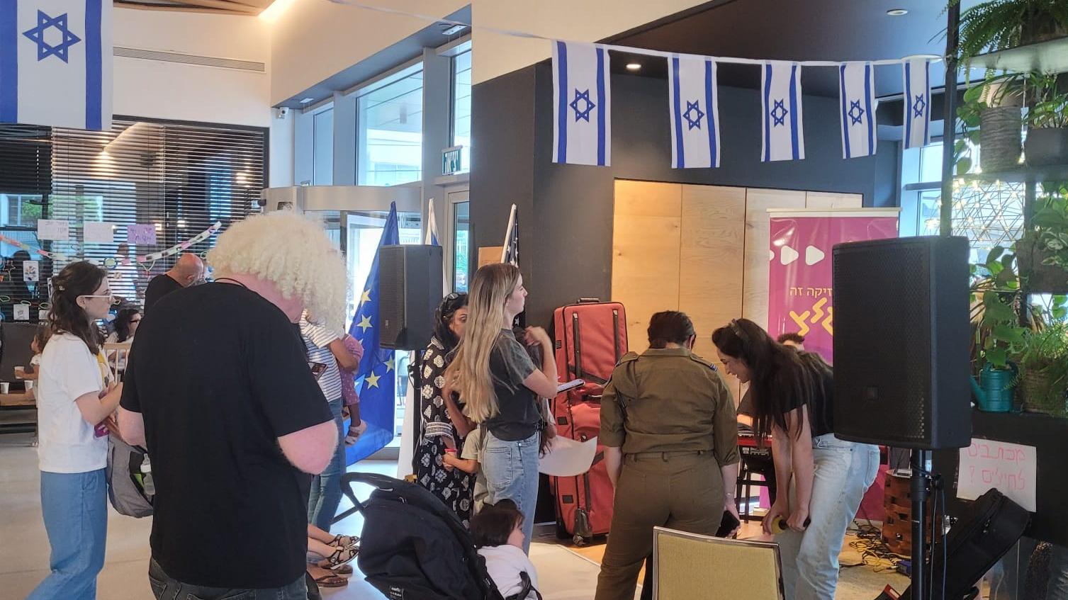מפונים במלונות אטלס. צילום: יחצ