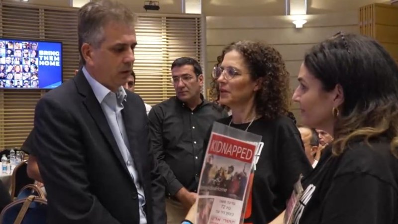 שר החוץ עם משפחות החטופים. צילום: יוסי פונס, משרד החוץ שר החוץ עם משפחות החטופים. צילום: יוסי פונס, משרד החוץ