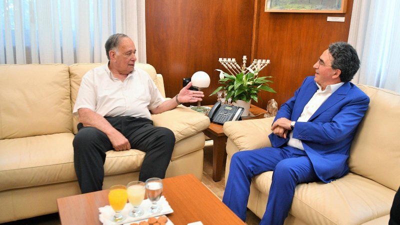 האדריכל סנטיאגו קלטרווה וראש עיריית חיפה. צילום: ראובן כהן האדריכל סנטיאגו קלטרווה וראש עיריית חיפה. צילום: ראובן כהן