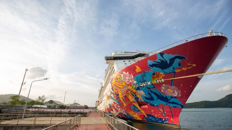 Genting Dream עגנה בפוקט. צילום: Resorts World Cruises Genting Dream עגנה בפוקט. צילום: Resorts World Cruises