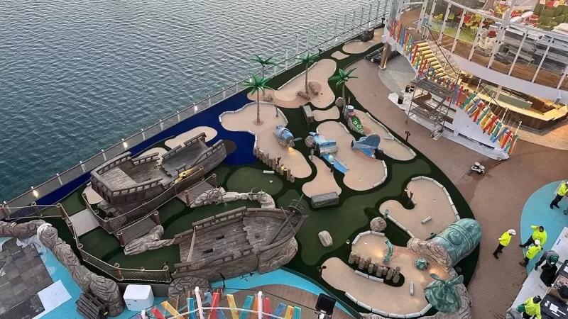 מגרש מיני גולף על הסיפון. צילום: Adventure Golf & Sports מגרש מיני גולף על הסיפון. צילום: Adventure Golf & Sports