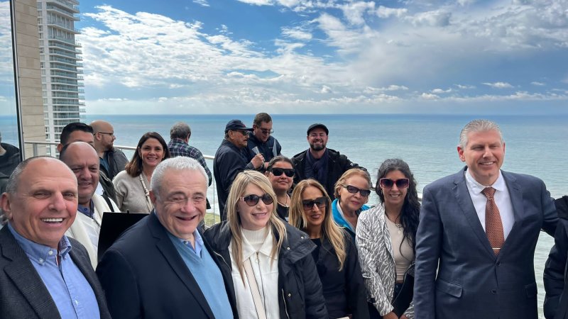 איתי אשל ושי גרינבוים סמנכ"ל השיווק של רמדה נתניה עם האורחים. צילום: לביא כהן איתי אשל ושי גרינבוים סמנכ"ל השיווק של רמדה נתניה עם האורחים. צילום: לביא כהן
