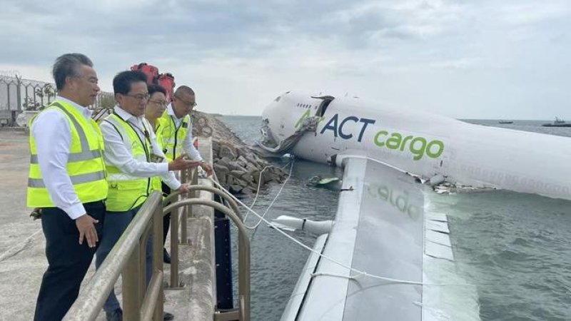 Cargo aircraft crashing in sea. Source: Hong Kong Airport 