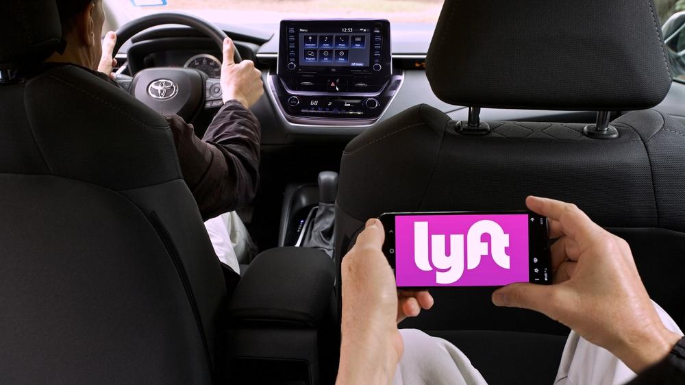 Earn United miles for every Lyft ride. Photo: Wirestock Creators / Shutterstock.com