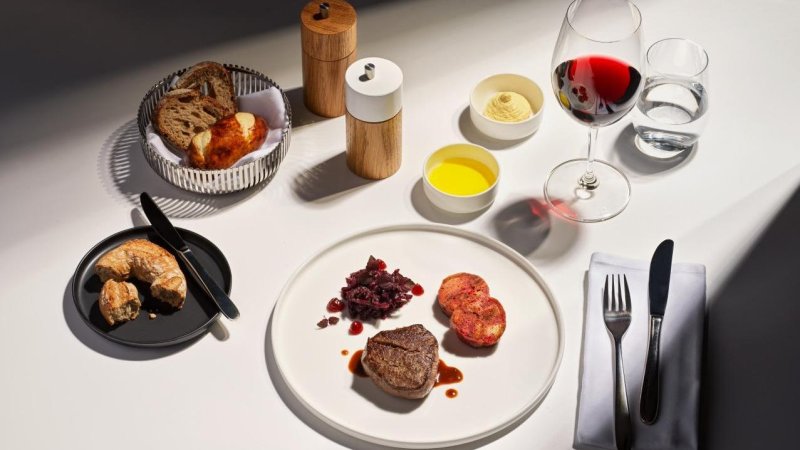 Beef tenderloin with star anise, cassis juice and gel, bread dumplings, beets and red cabbage. Photo: SWISS