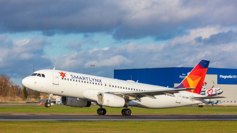 The screen went down. SmartLynx. Photo: Shutterstock