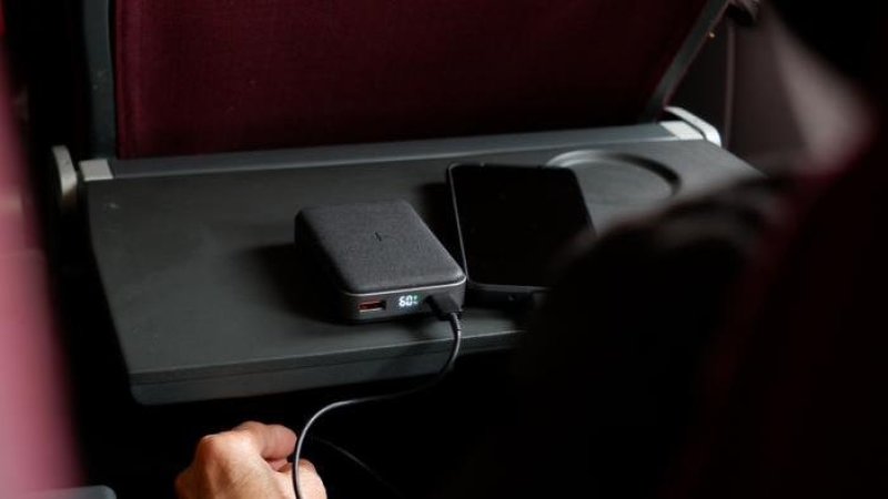 Portable luggage on a flight. Photo: wisely / Shutterstock