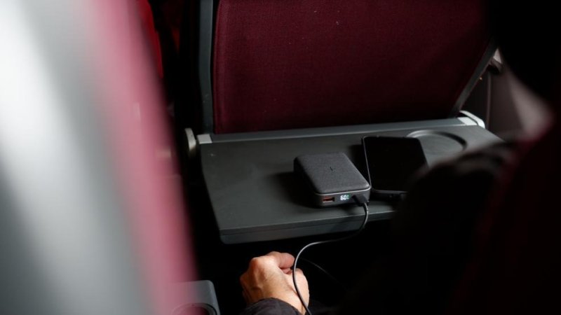 Portable luggage on a flight. Photo: wisely / Shutterstock