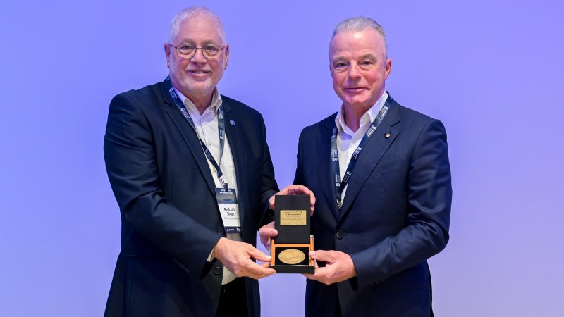 The Technion President presented Dr. Nelson with a bronze medal of the historic Technion building in Hadar. Photo: Rami Shloush, Technion Spokesperson