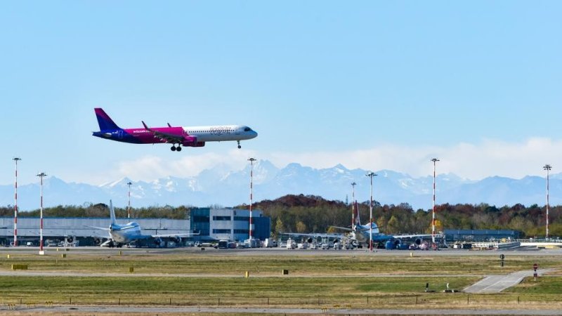 Wizz Air plane in Milan. Photo: Leleb83 / Shutterstock