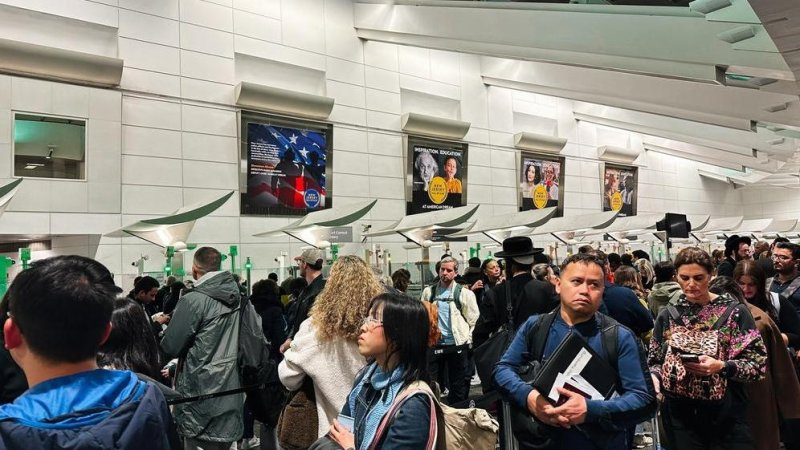 Lines at border control in Newark. Photo: AS photo family / Shutterstock