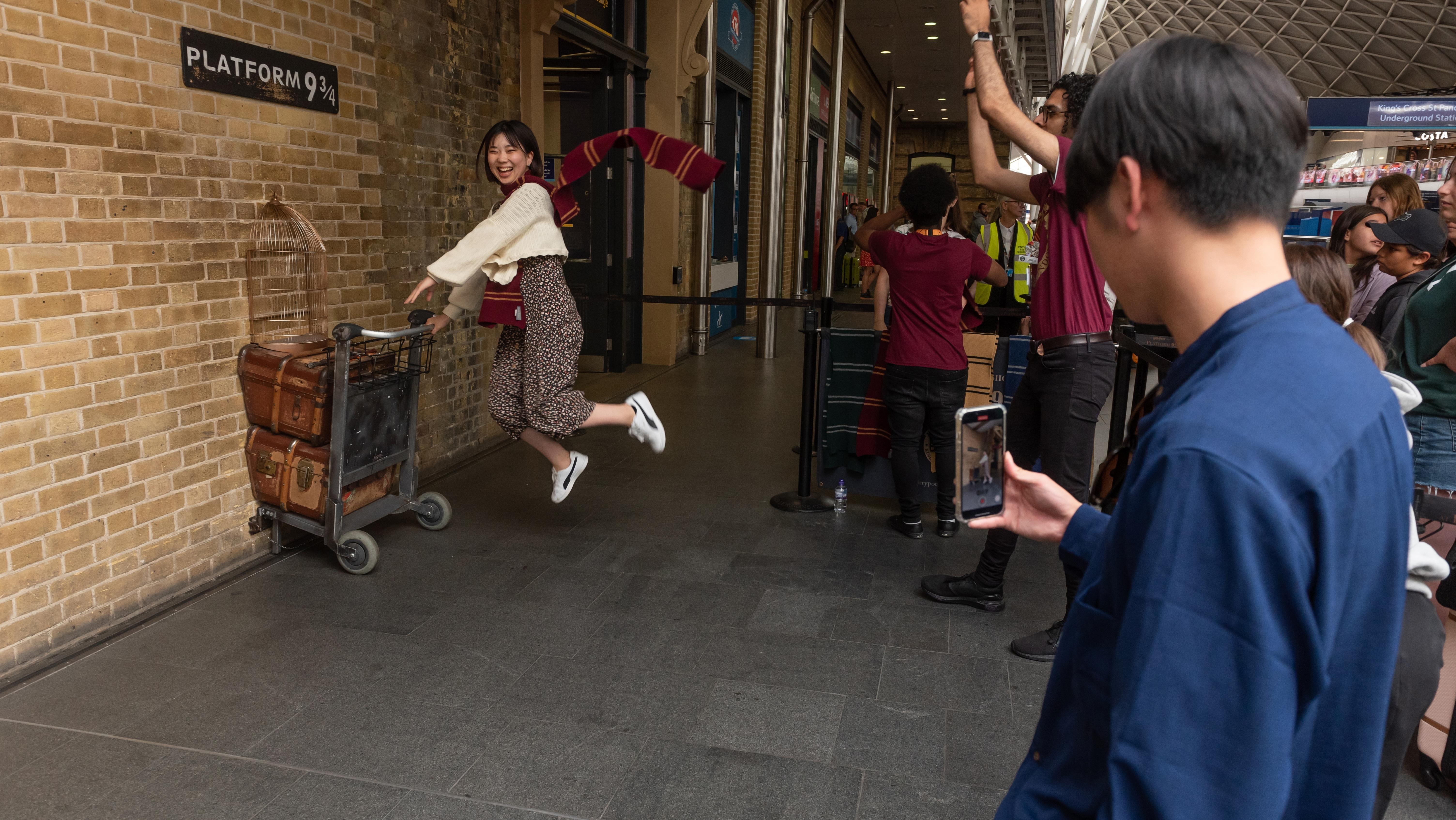 Harry Potter fans at King's Cross Station, London. Photo: John Wreford / Shutterstok 