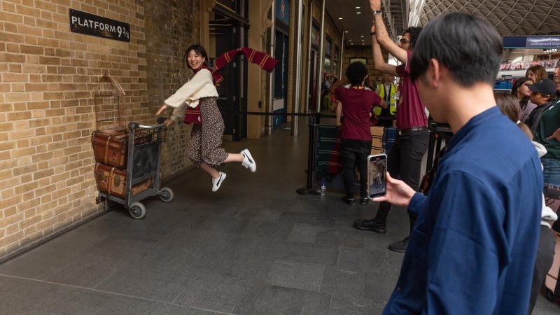 Harry Potter fans at King's Cross Station, London. Photo: John Wreford / Shutterstok 