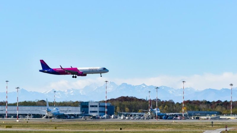 Wizz Air plane in Milan. Photo: Leleb83 / Shutterstock