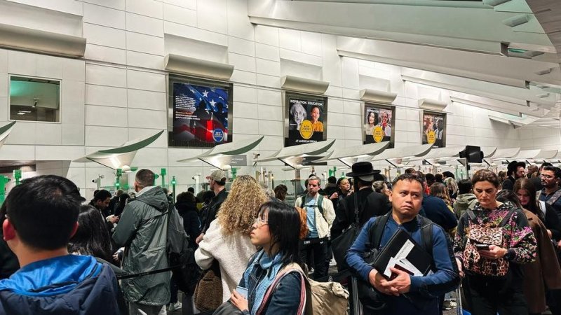 Lines at border control in Newark. Photo: AS photo family / Shutterstock