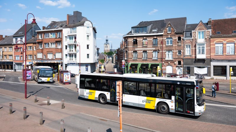De Lijn bus stop. Photo: Werner Lerooy / Shutterstock