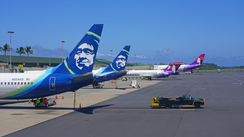 Hawaii Airlines and Alaska Airlines. Photo: EQRoy / Shutterstock