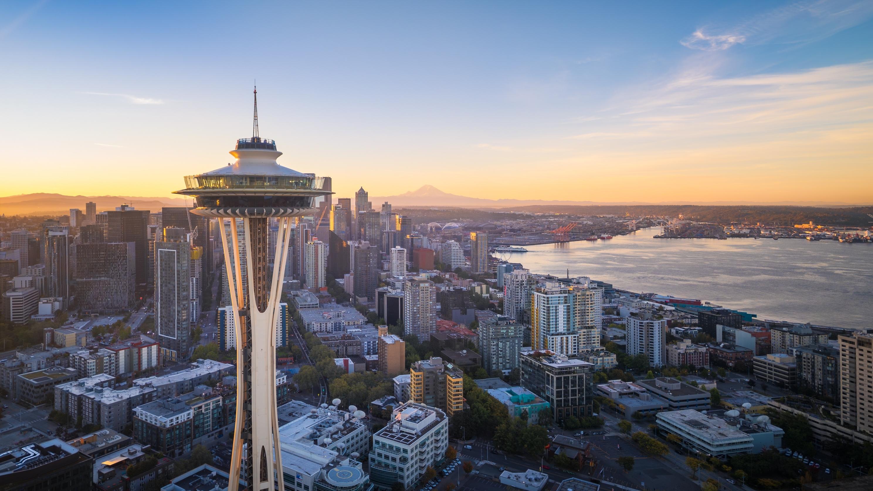 Seattle Cityscape Skyline Mount Rainier Aerial View, Washington, SUA. Photo: Shutterstock