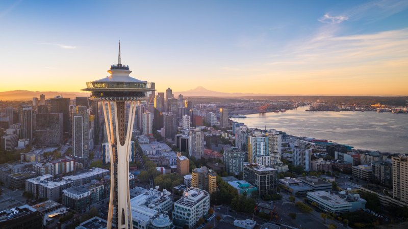 Seattle Cityscape Skyline Mount Rainier Aerial View, Washington, SUA. Photo: Shutterstock