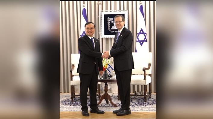 Right: Herzog and the Vietnamese ambassador at the President's residence. Photo: Courtesy of the Vietnamese Embassy