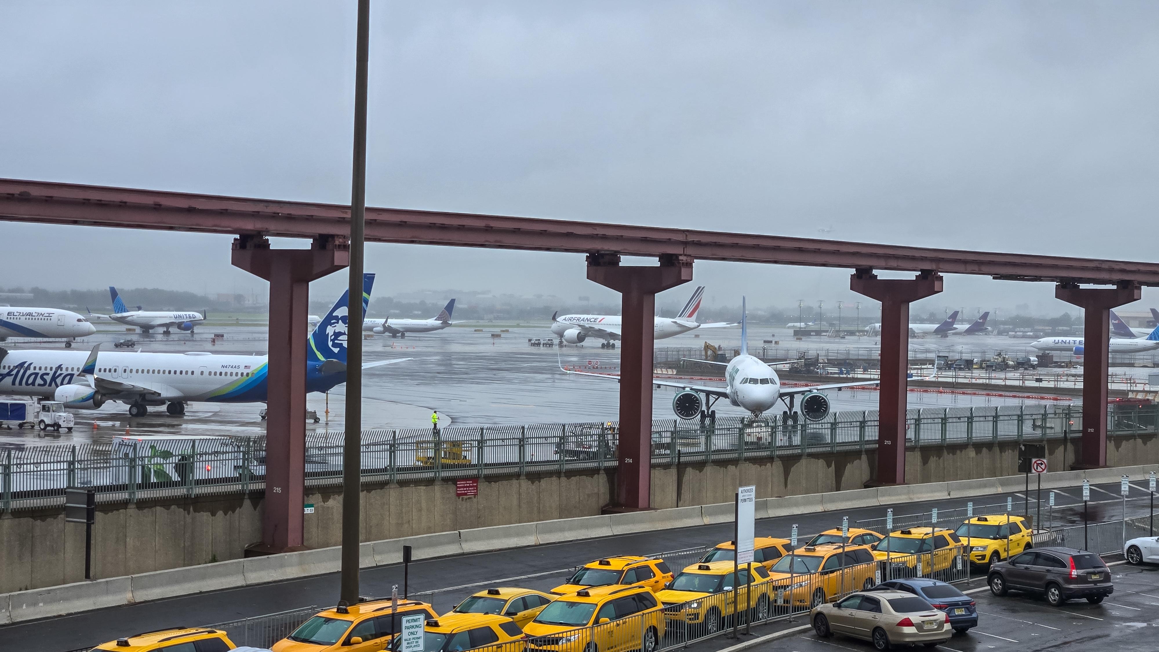 Taxi shortage at Newark Airport. Photo:  Kirkam / Shutterstock.com