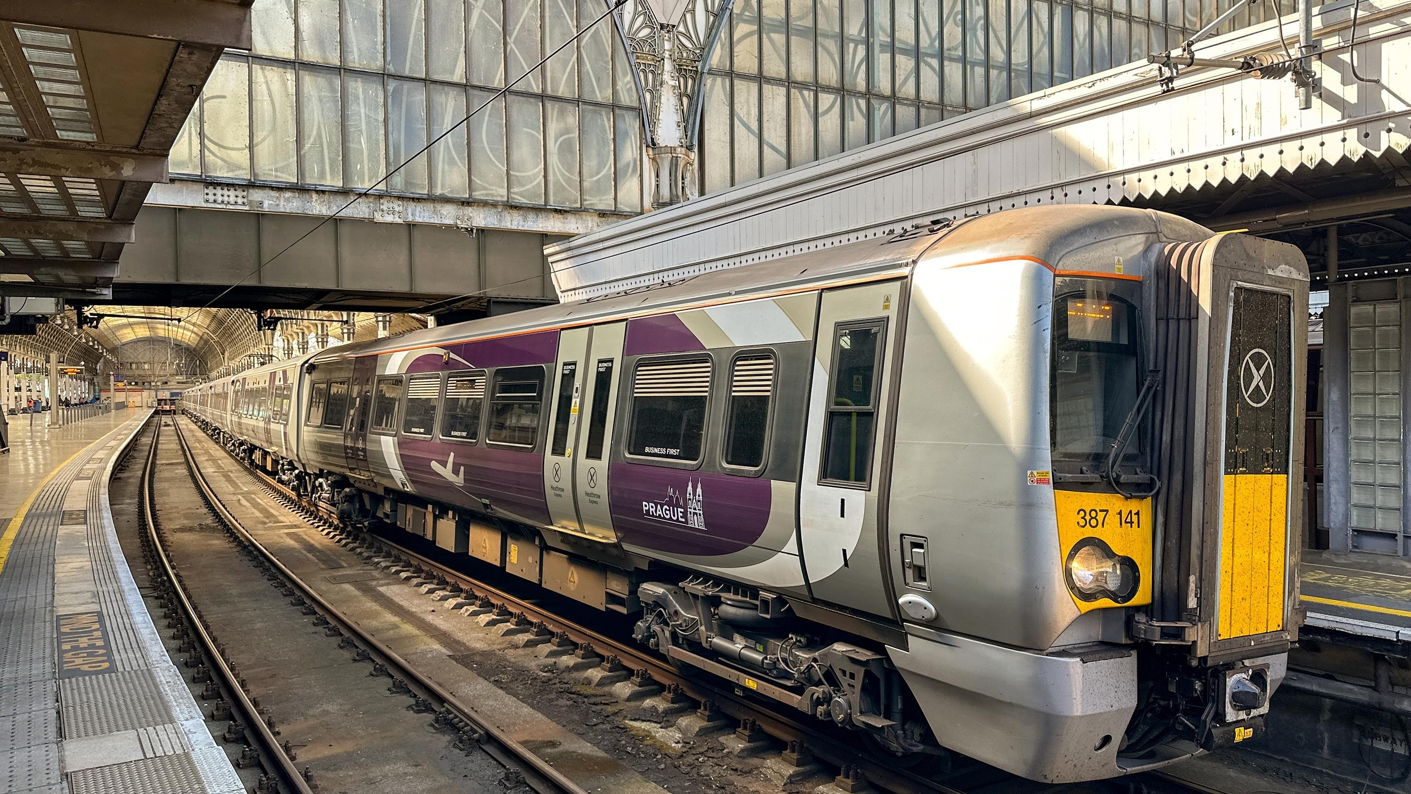 Heathrow Express. Photo: Ceri Breeze / Shutterstock.com