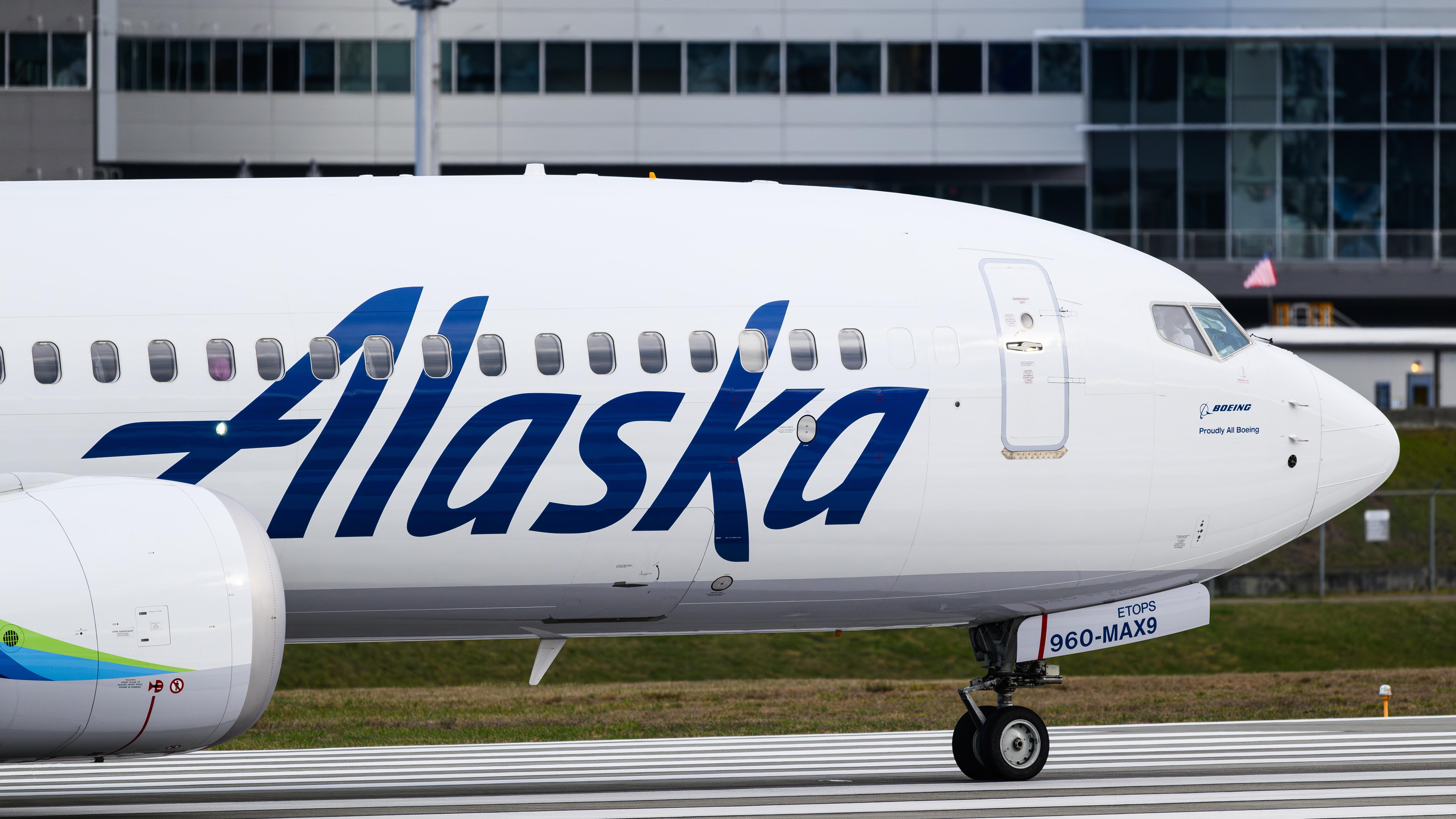 Alaska Airlines. Photo: Ian Dewar Photography / Shutterstock.com