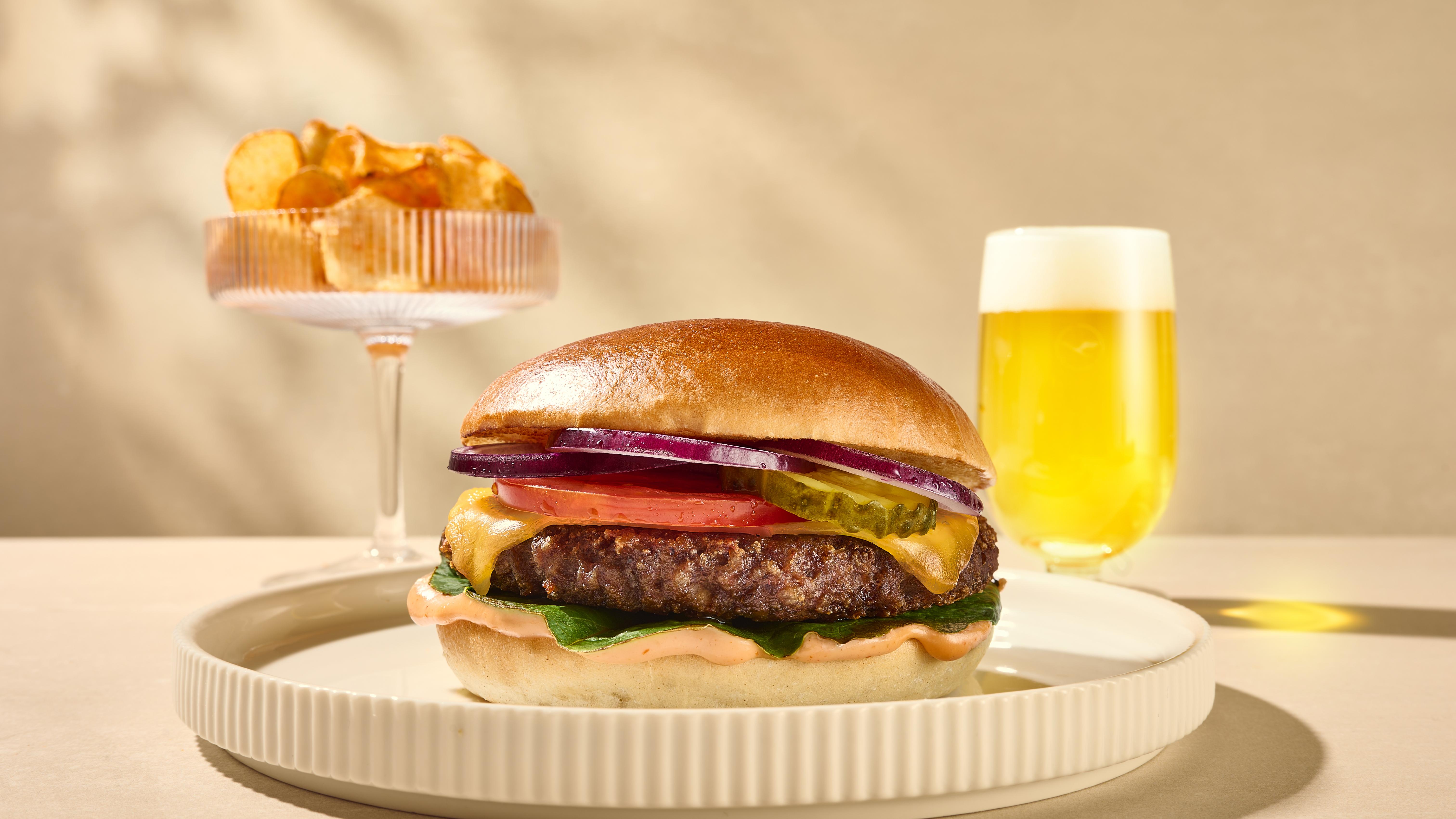 HANS IM GL&Uuml;CK cheeseburger. Photo: Lufthansa