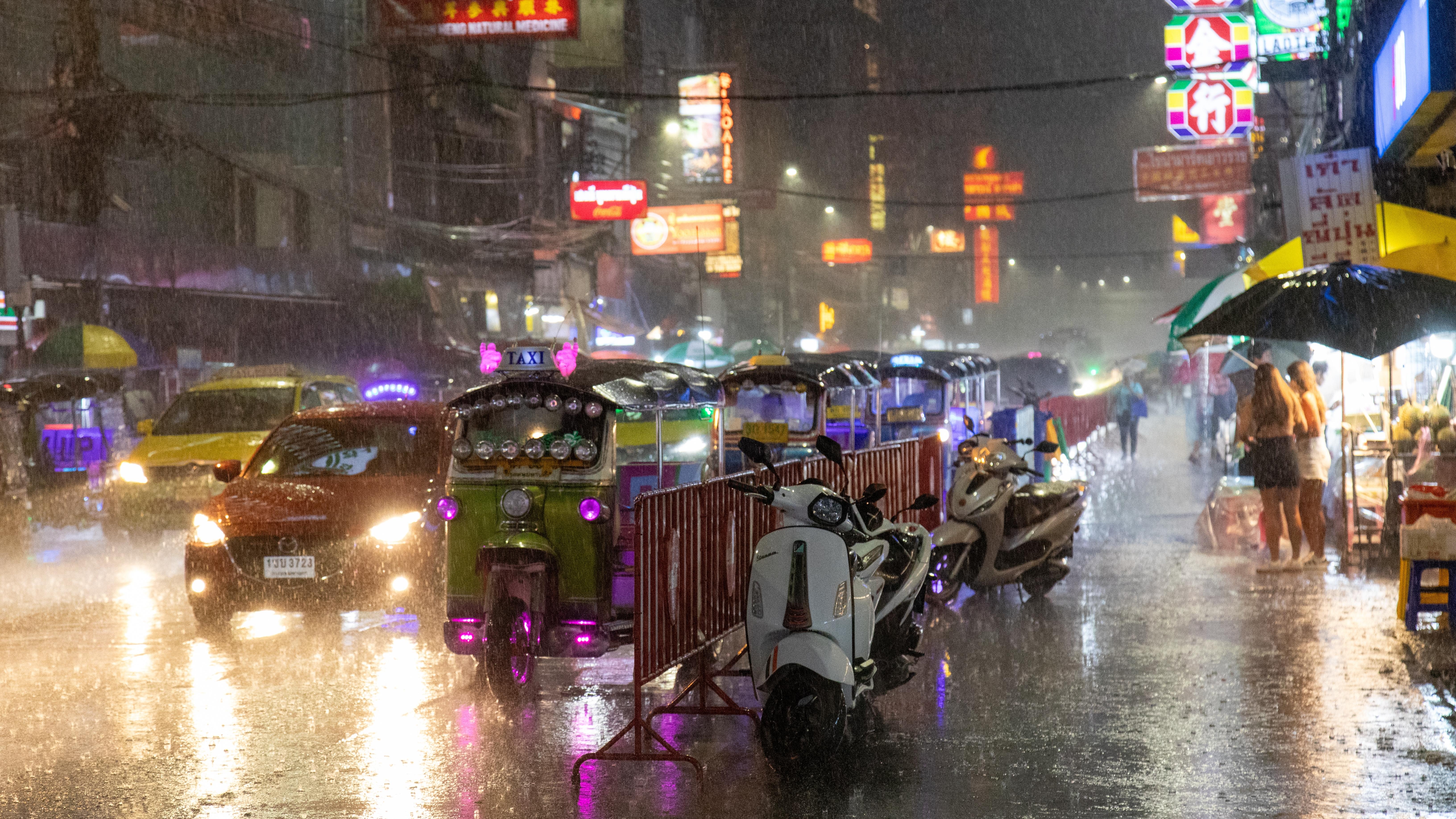 Heavy rain in Bangkok. Photo: Daniele Aloisi / Shutterstock.com
