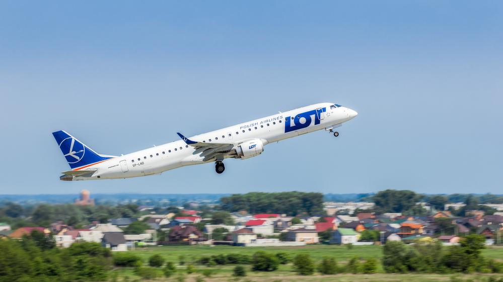 מטוס Embraer 195 של LOT. צילום: Shutterstock 