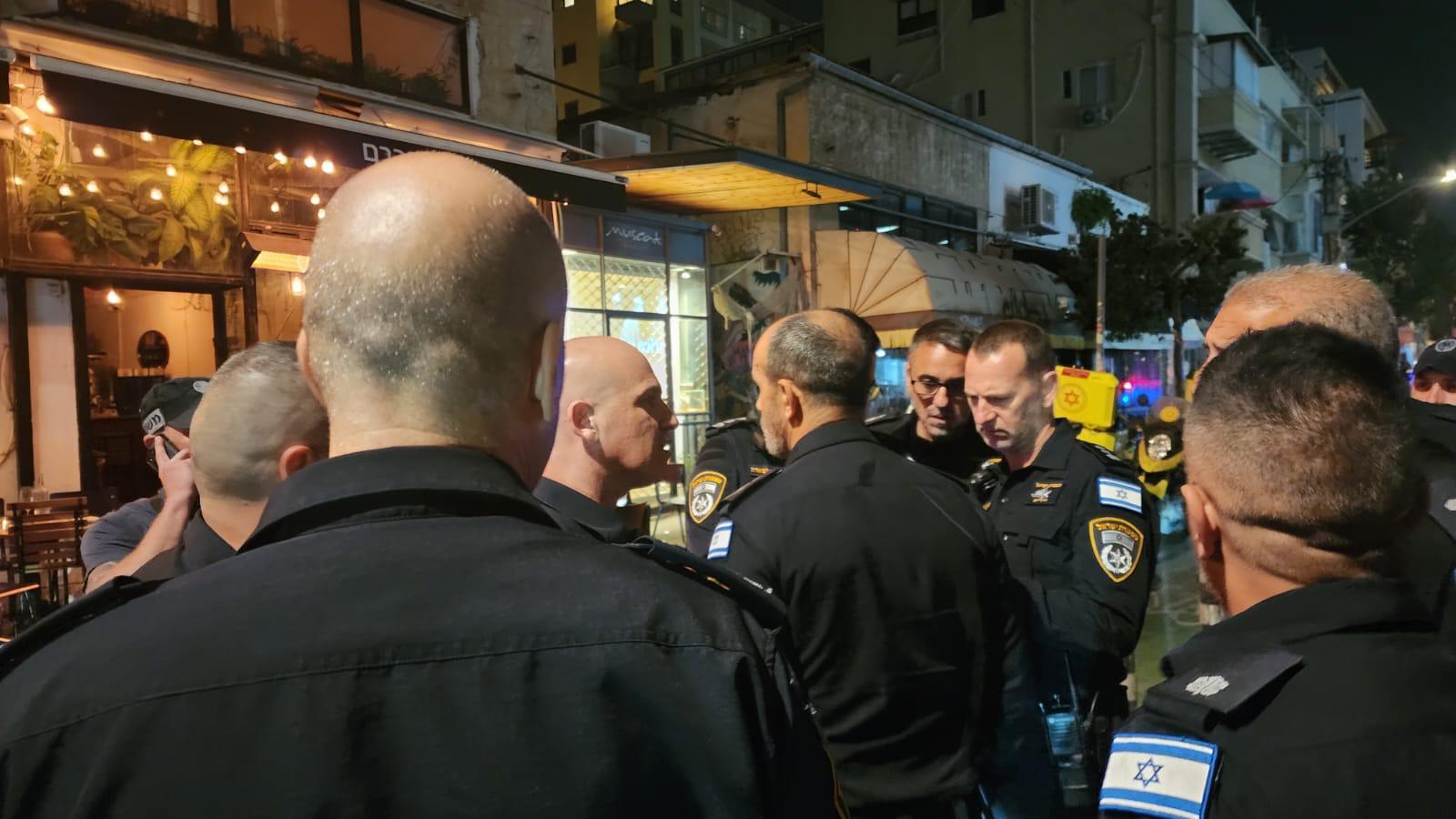 זירת הפיגוע״ במרכז בכירי המשטרה בראשות המפכ״ל. צילום: דוברות המשטרה