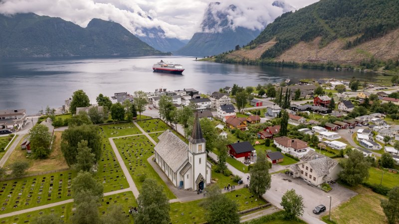 אונייה של חברת השייט Hurtigruten בכפר Saebo. צילום: Hurtigruten 