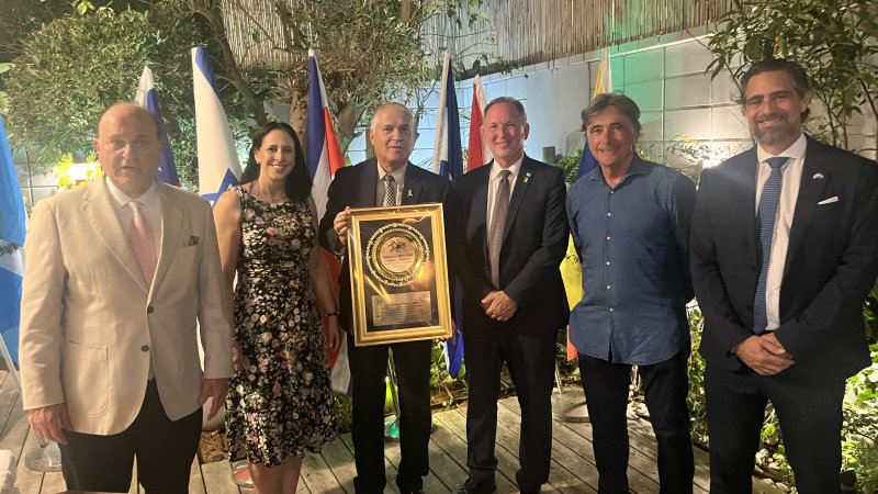 במרכז: מתי כהן השגריר היוצא לפנמה עם רעייתו. צילום: PassportNews