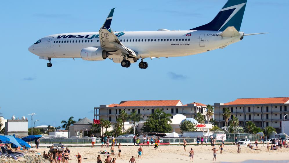 צילום ארכיון: Skycolors / Shutterstock/ WestJet low over the Maho beach 