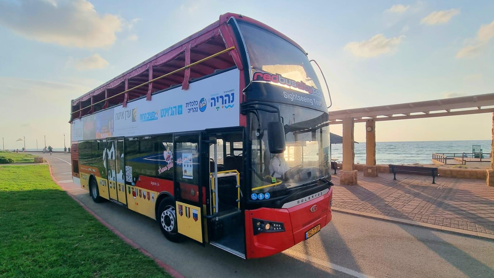 האוטובוס האדום הגיע לנהריה. צילום: ספיר פרץ
