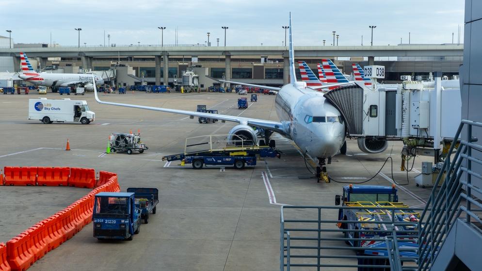 מטוס של אמריקן ב-DFW. צילום: Glenn R. Thomas / Shutterstock