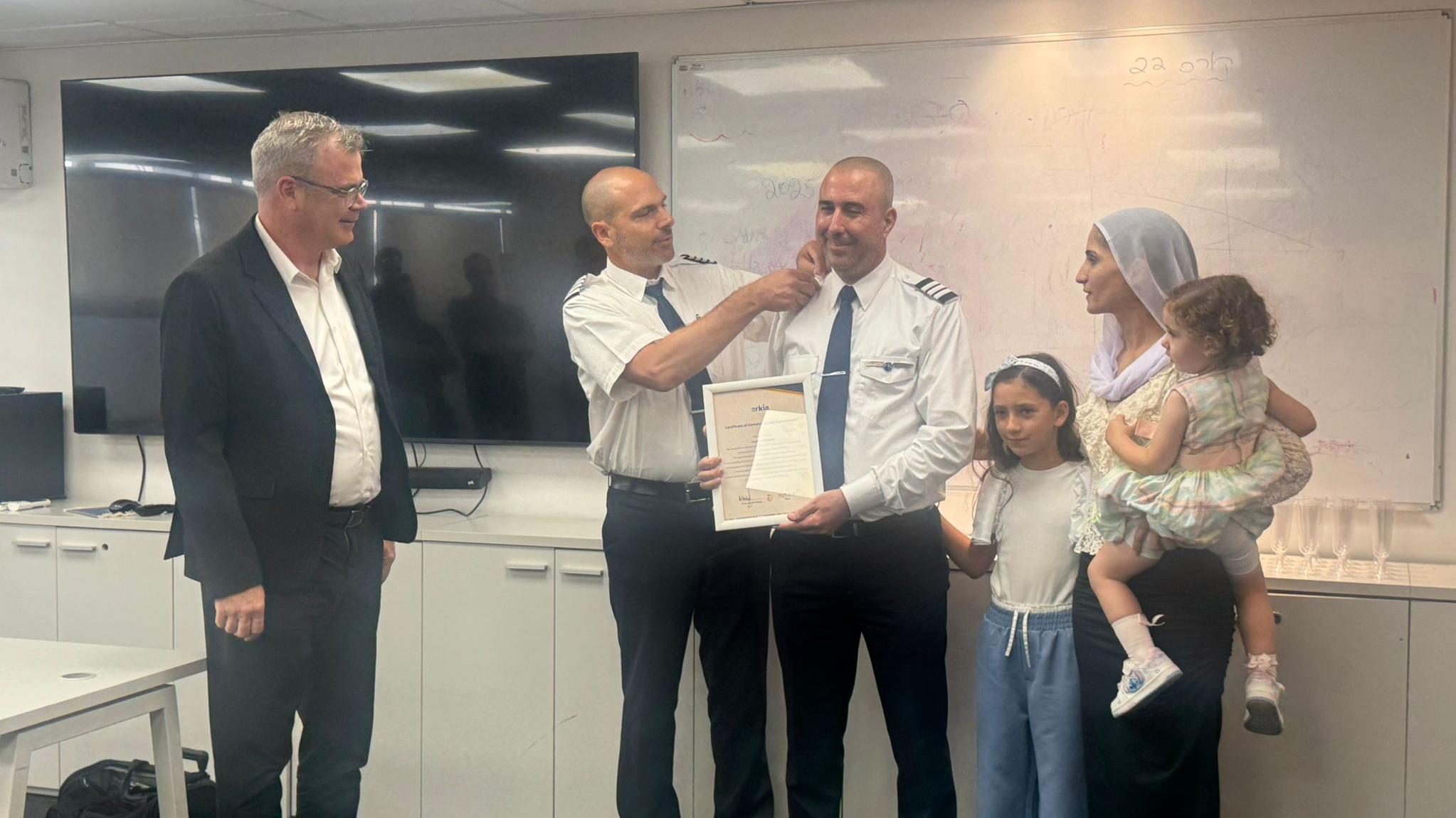 הקברניט הדרוזי הראשון עם משפחתו ומנכ"ל ארקיע, עוז ברלוביץ. צילום: ארקיע